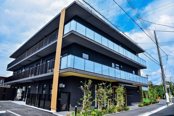スタイリッシュな施設外観