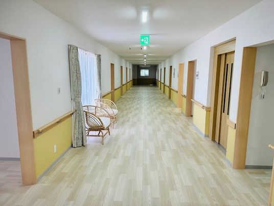 清潔感ある廊下の風景