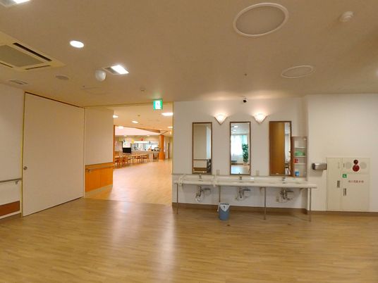 広々とした廊下の様子