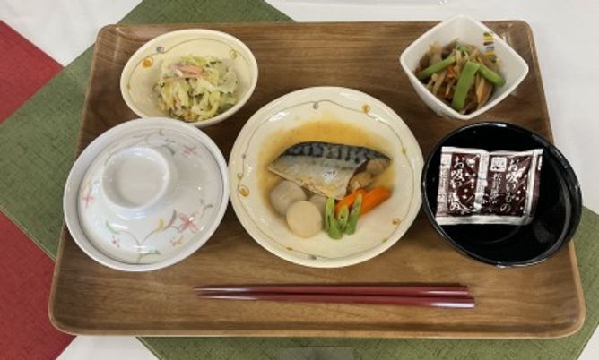 和風の食事が並ぶ食堂