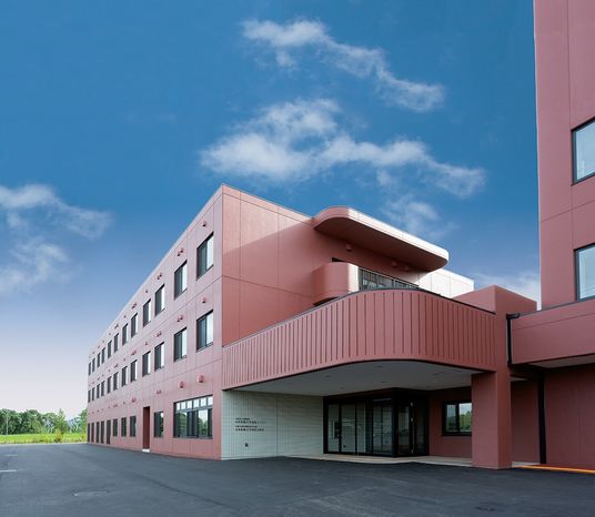 広々とした建物外観