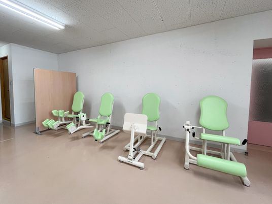 明るいリハビリ用具の並ぶ空間