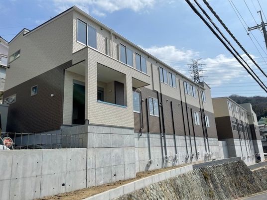山の見える建物外観