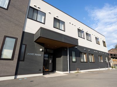 モダンな建物のエントランス