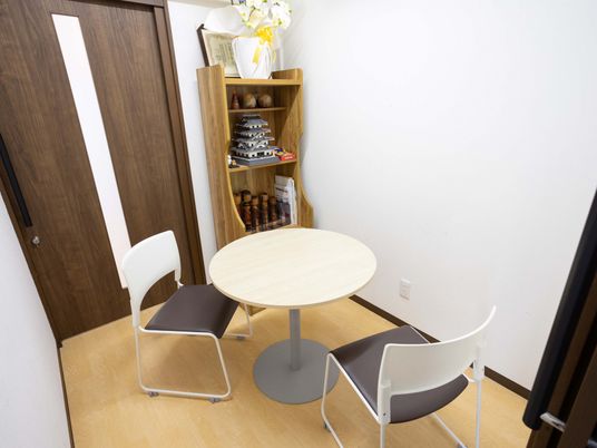 シンプルな部屋のテーブルセット