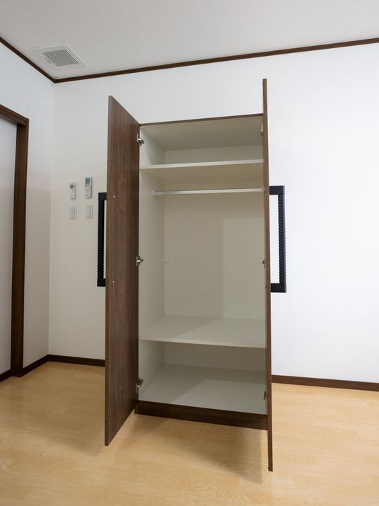 開いたクローゼットの部屋