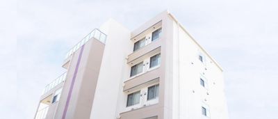 白い壁の建物外観