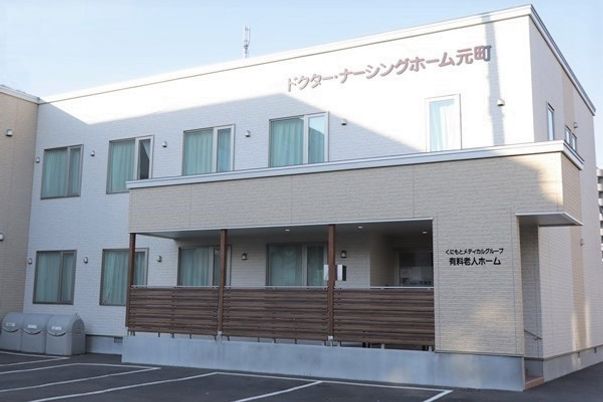 つややかな施設の外観