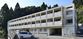 緑に囲まれた建物外観