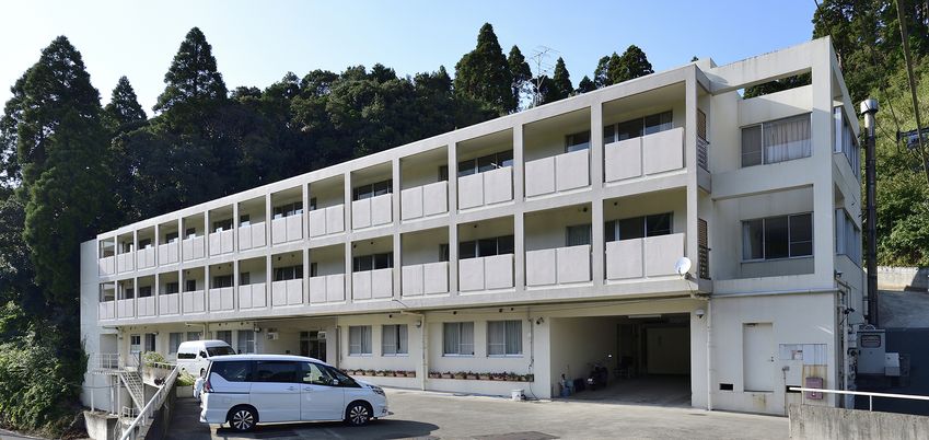 緑に囲まれた建物外観