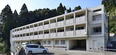 緑に囲まれた建物外観