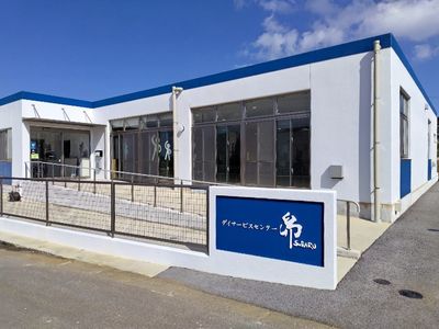 笑顔で食事会を支援する現場