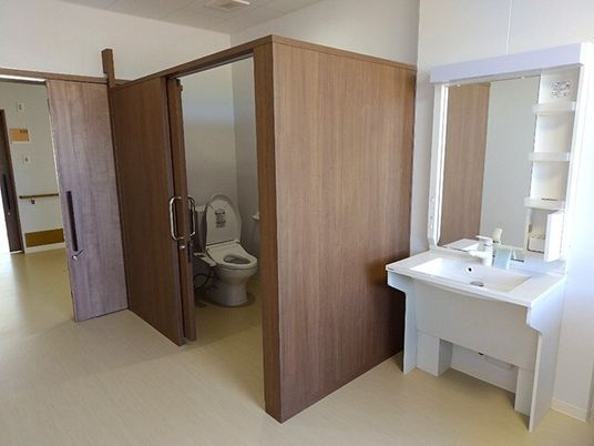 清潔なトイレと洗面台