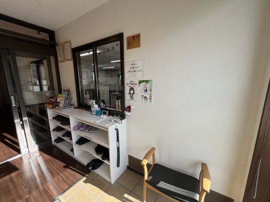 日差しの入るエントランス