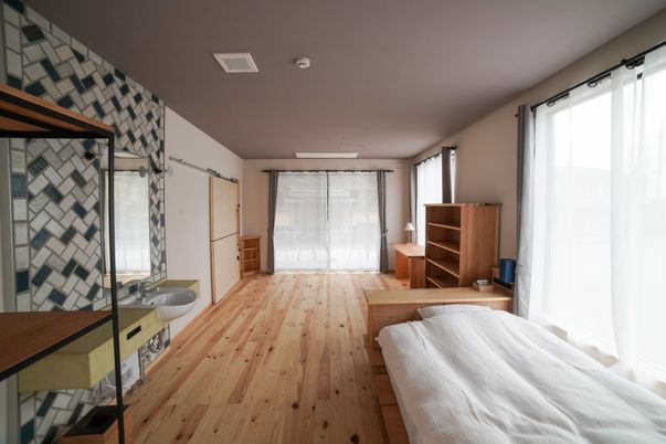 居室のベッドと洗面台