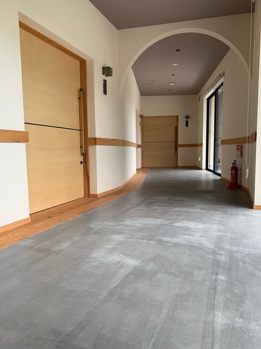 廊下のアーチと木の扉