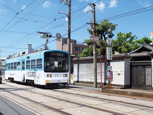 街中を行く青い路面電車
