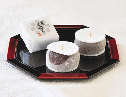 お盆に供えられた和菓子