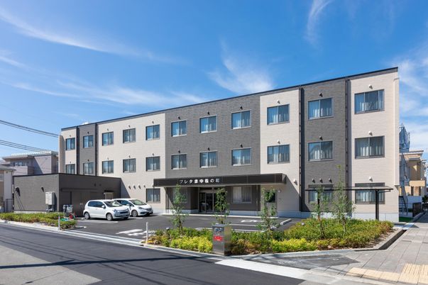 新しい建物の外観