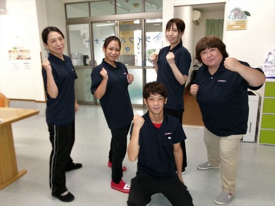 スタッフの元気なポーズ