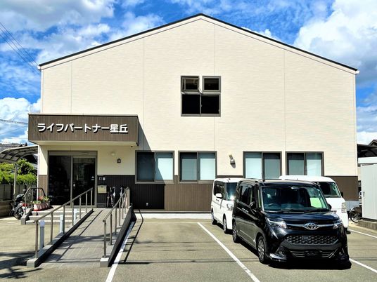 エントランスの明るい外観