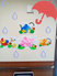 壁に飾られた作品集