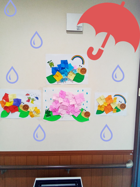 壁に飾られた作品集