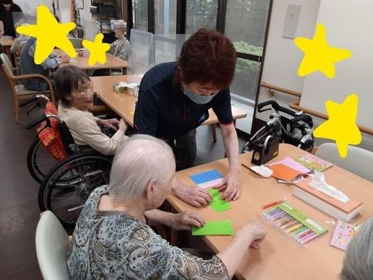手芸活動をする居室