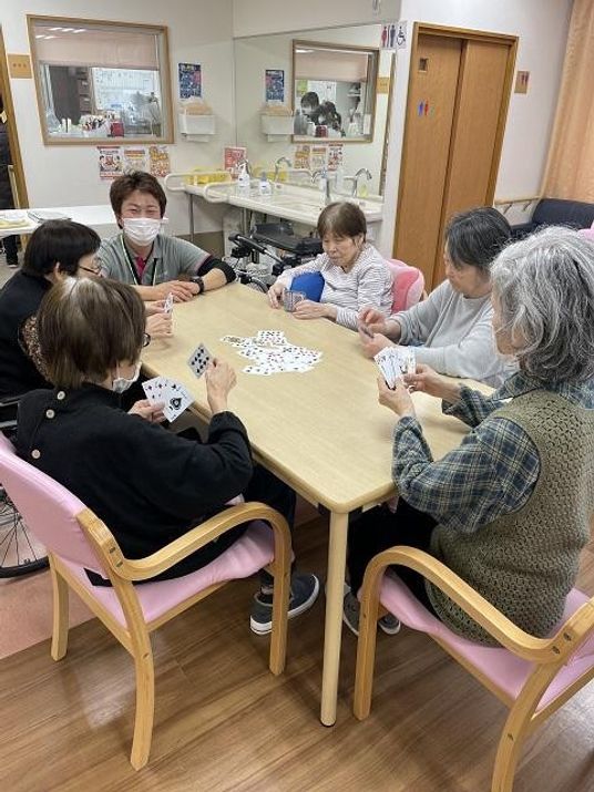和やかなカードゲームの様子
