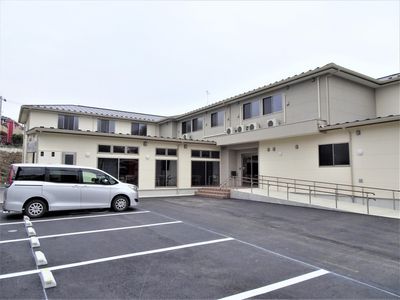 白を基調とした広々とした外観