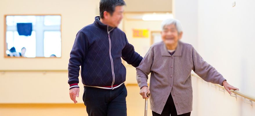 優しい介助の廊下