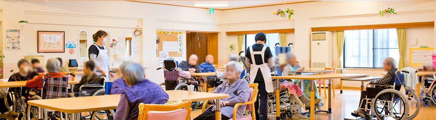 にぎやかなラウンジ