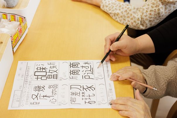 手元で文字練習中の人