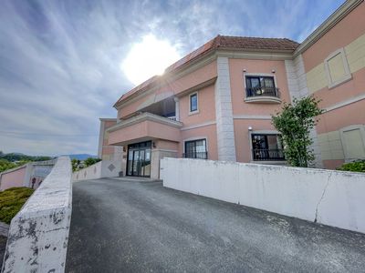明るい外観の建物