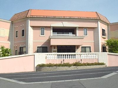 ピンクの外壁の建物