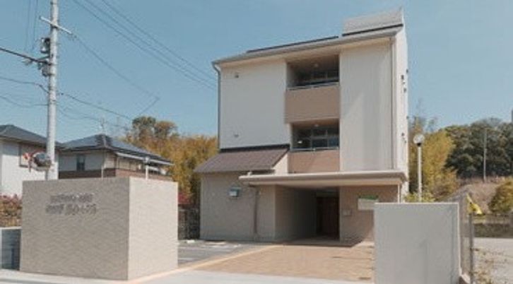 落ち着いた外観の建物