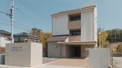 落ち着いた外観の建物