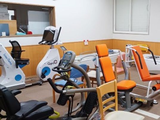 多彩な運動機器を備えた機能訓練室