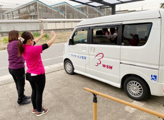 見送りの様子玄関先  