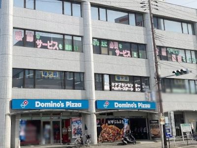 看板がある外観  