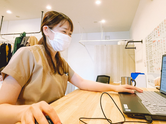パソコン作業の職員