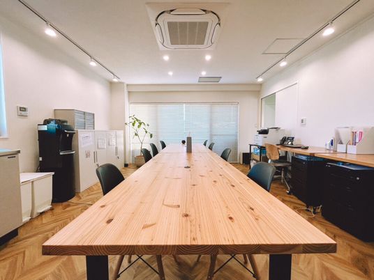広々とした会議の部屋  