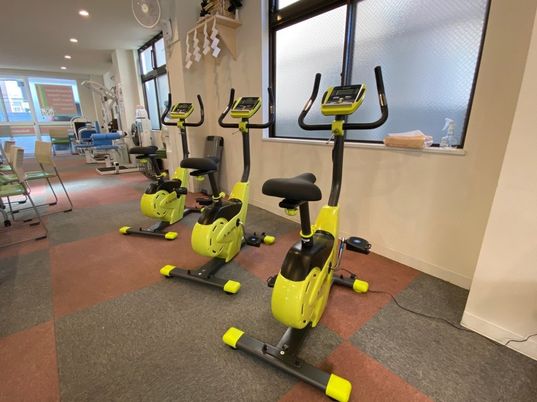 エクササイズバイクが並ぶ機能訓練室