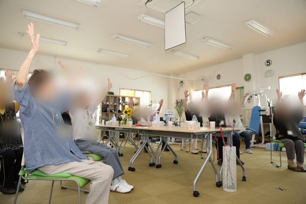 椅子に座る高齢者の集団