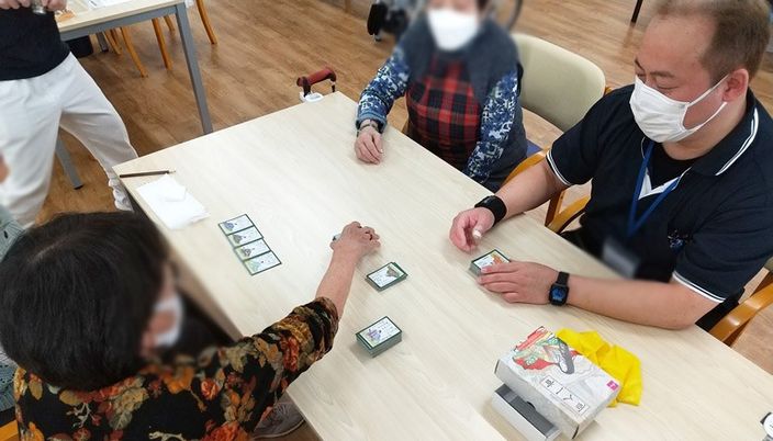 カルタで談笑する部屋