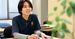 笑顔で話すスタッフの室内