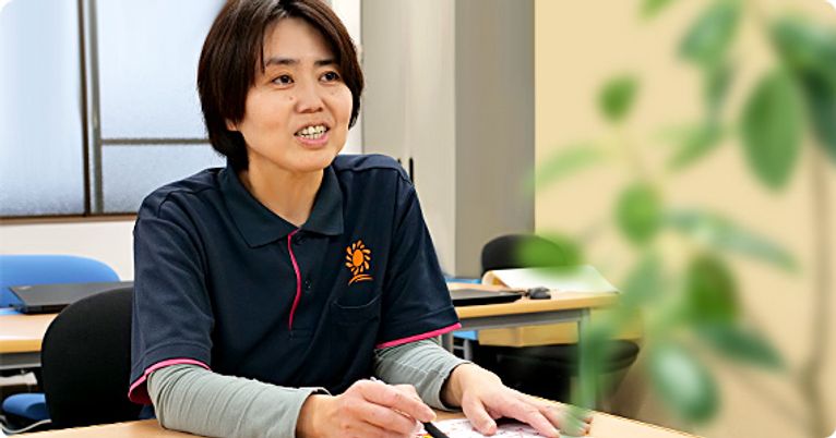笑顔で話すスタッフの室内