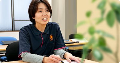 笑顔で話すスタッフの室内