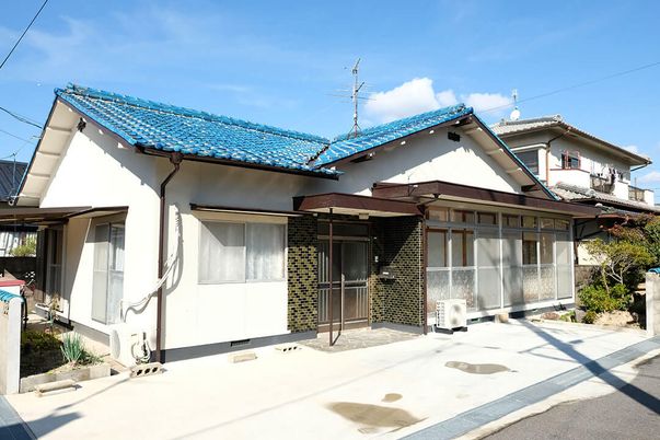 青空と建物の外観