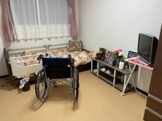 車椅子とベッドの個室